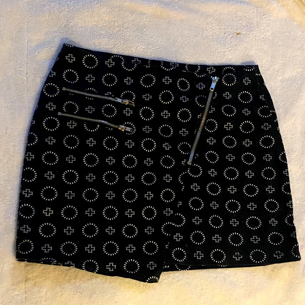 H&M Black and White Patterned Mini Skirt